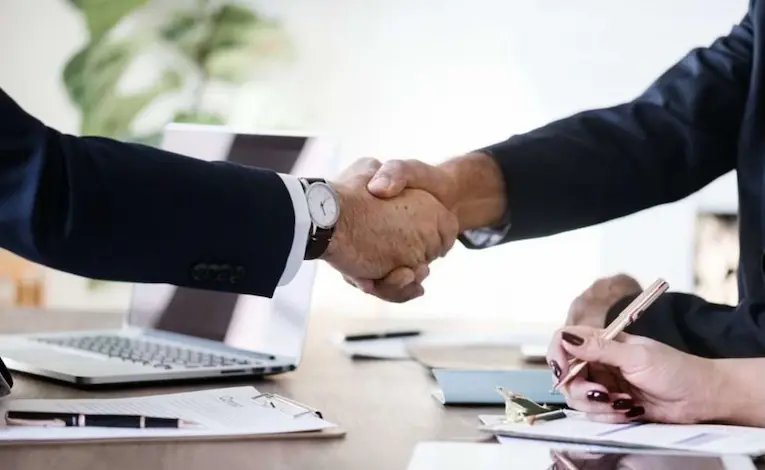 comercial digital closer de ventas trabajando en remoto